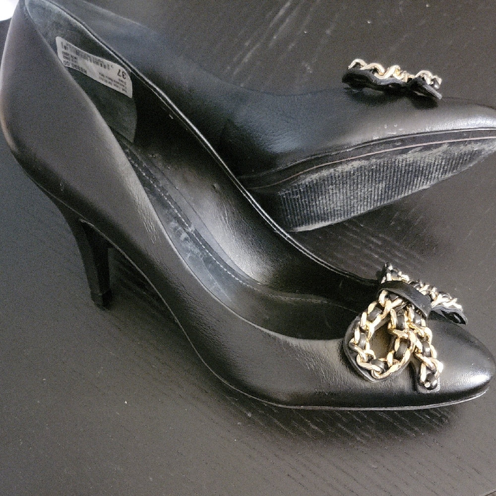 SCHUTZ Black Pumps with Gold Chain Accent